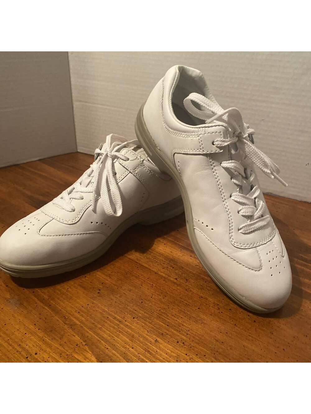 Easy Spirit White Sneakers/Walking /Tennis Women’s Size 7.5